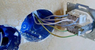 Монтаж проходного выключателя от 580 руб. в Назрани